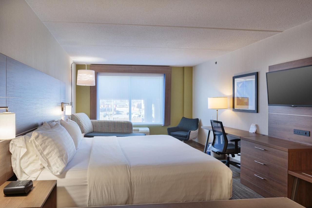 Holiday Inn Express & Suites - Belleville By Ihg Exterior photo