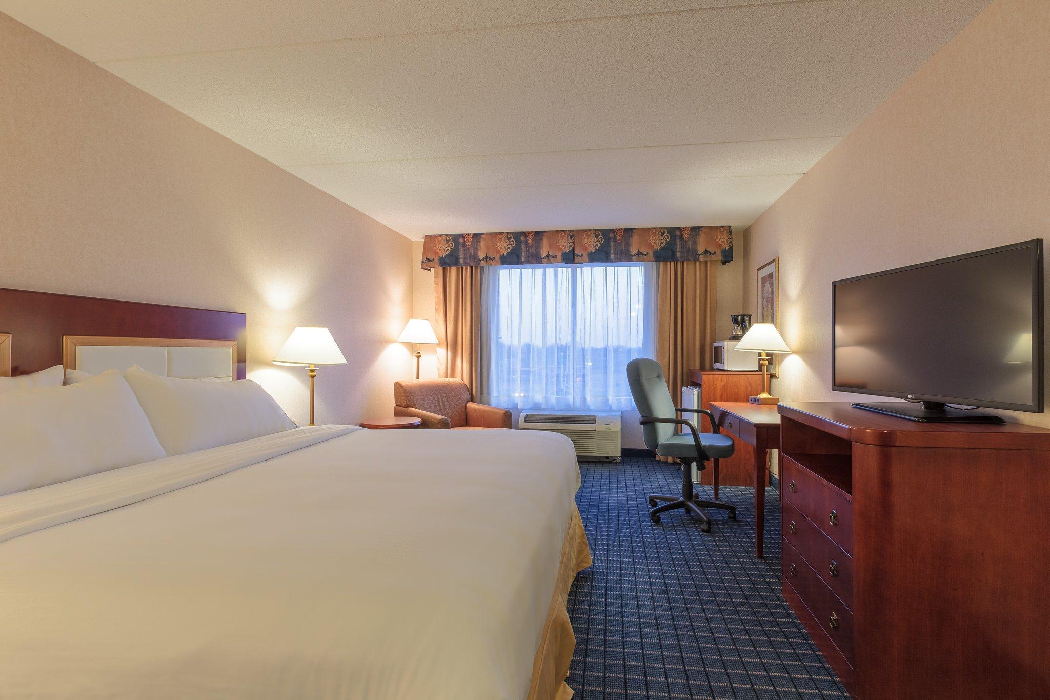 Holiday Inn Express & Suites - Belleville By Ihg Exterior photo