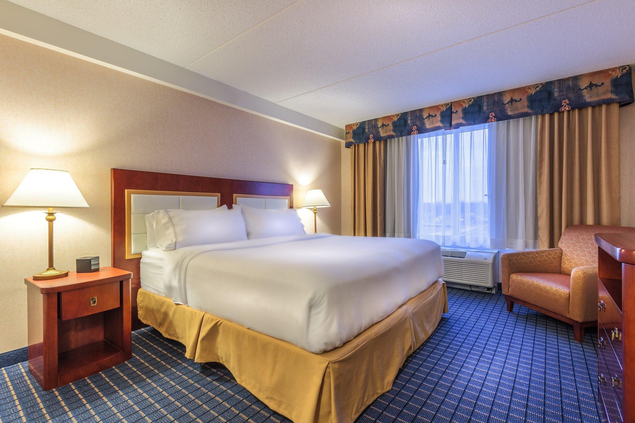 Holiday Inn Express & Suites - Belleville By Ihg Exterior photo