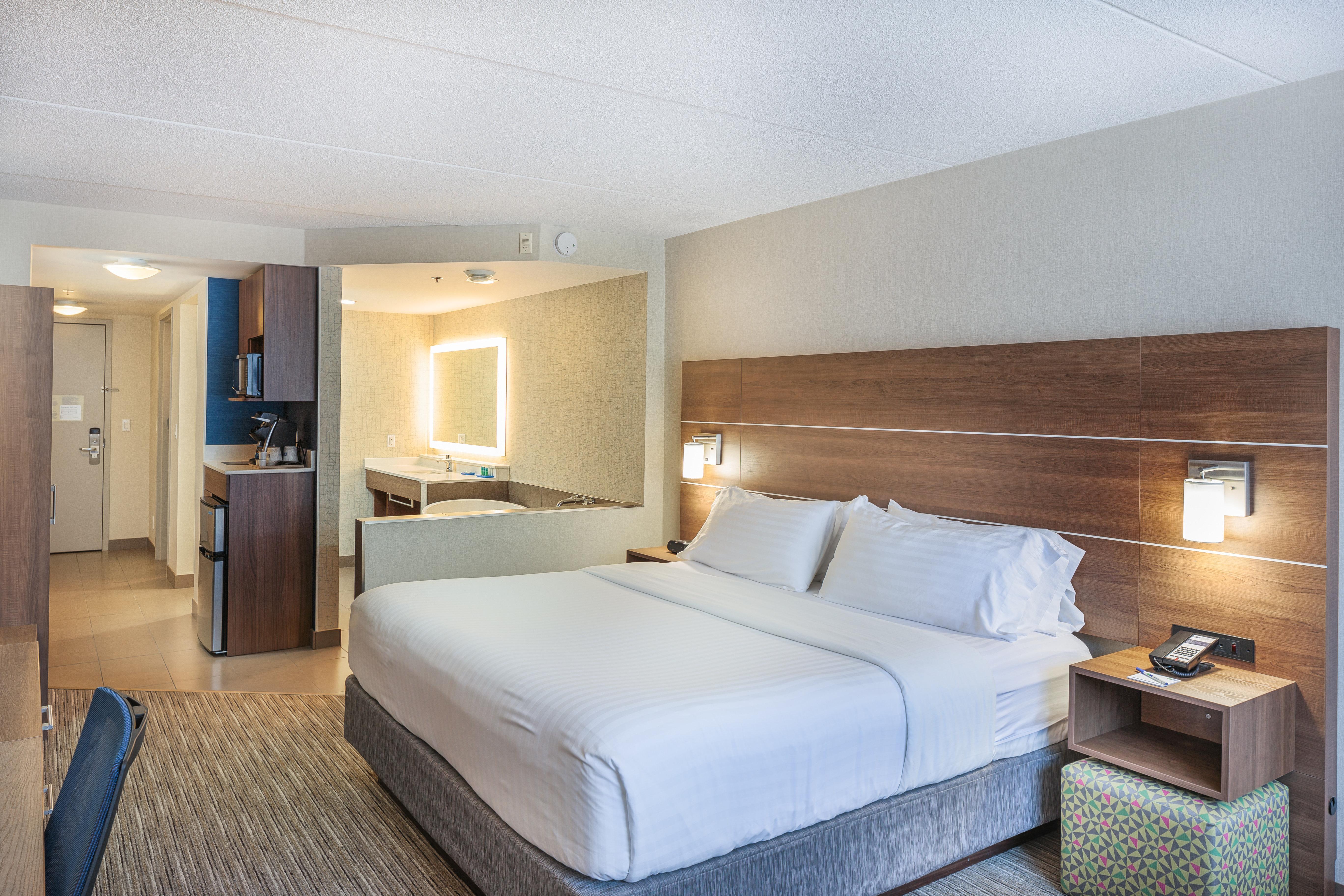 Holiday Inn Express & Suites - Belleville By Ihg Exterior photo