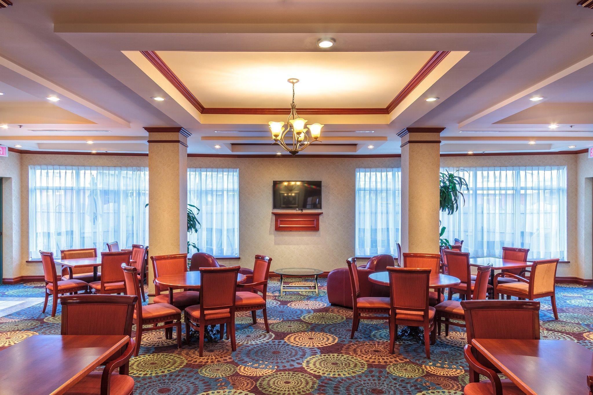 Holiday Inn Express & Suites - Belleville By Ihg Exterior photo