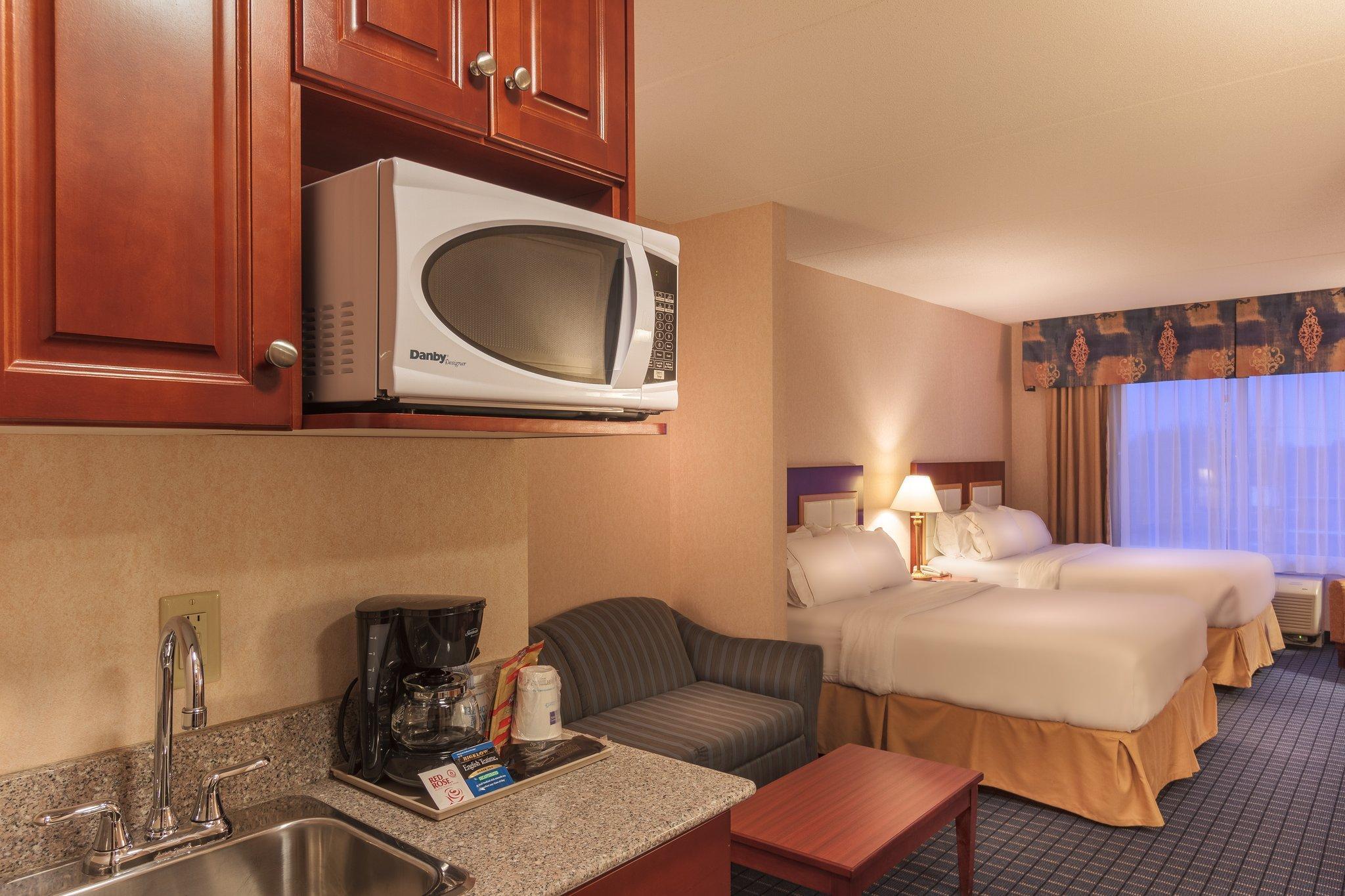 Holiday Inn Express & Suites - Belleville By Ihg Exterior photo