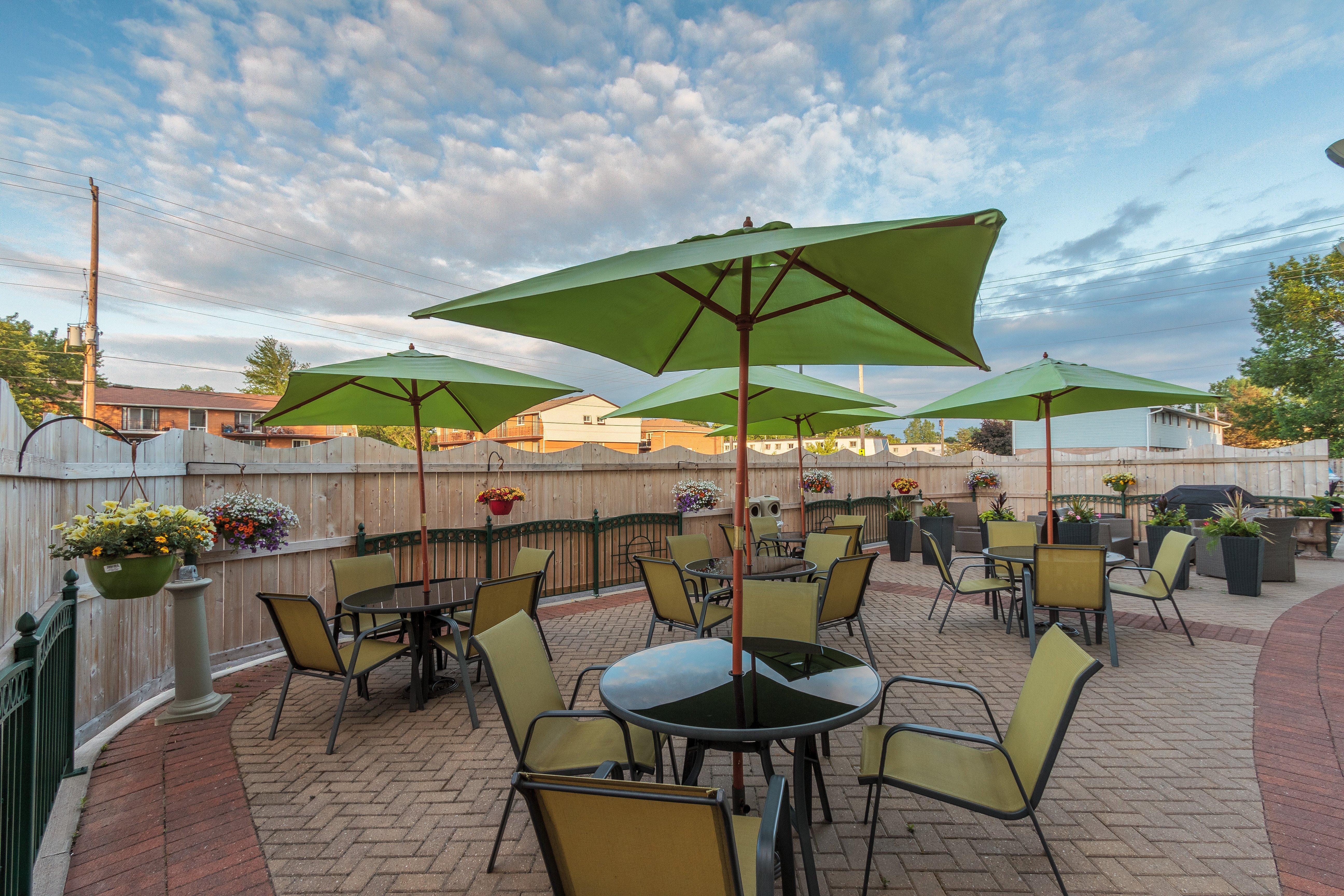 Holiday Inn Express & Suites - Belleville By Ihg Exterior photo