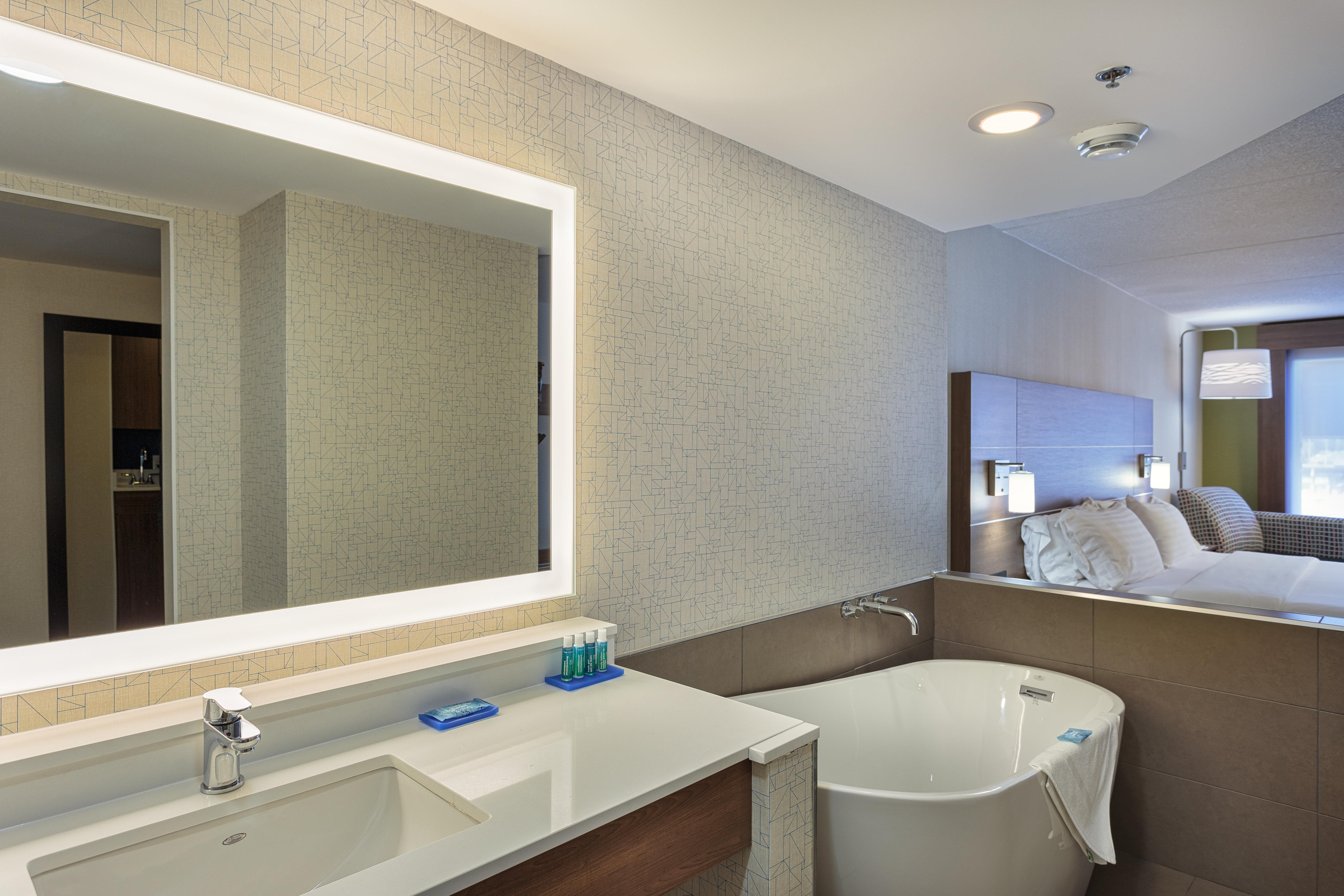 Holiday Inn Express & Suites - Belleville By Ihg Exterior photo