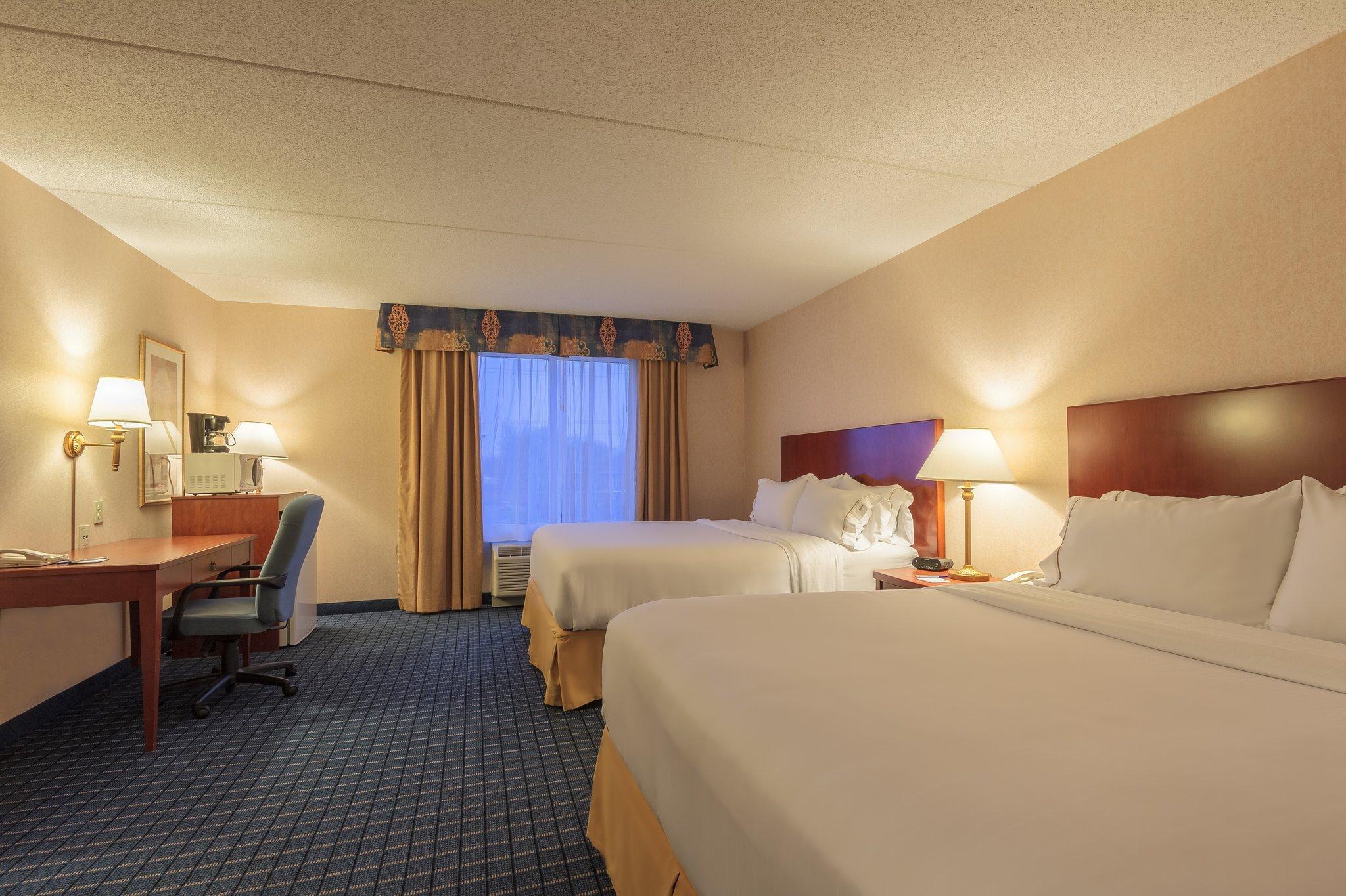 Holiday Inn Express & Suites - Belleville By Ihg Exterior photo