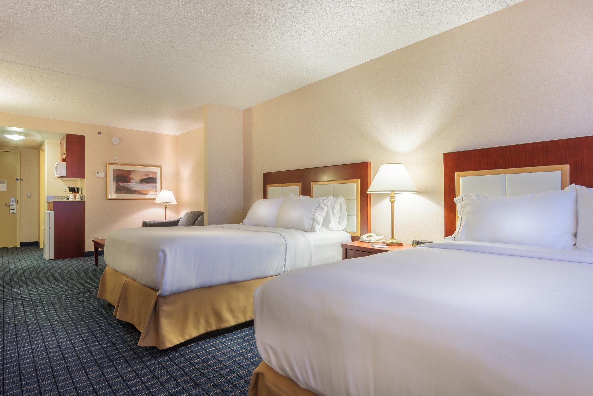 Holiday Inn Express & Suites - Belleville By Ihg Exterior photo