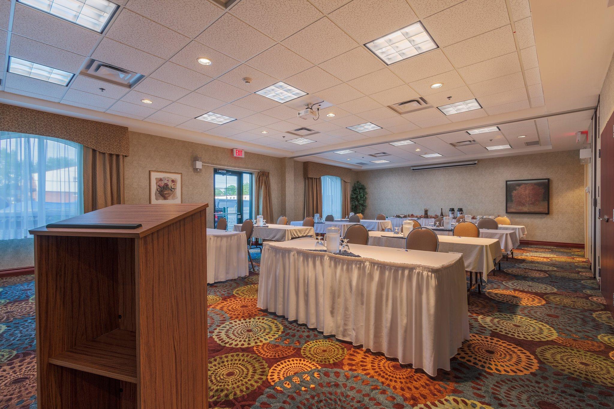 Holiday Inn Express & Suites - Belleville By Ihg Exterior photo