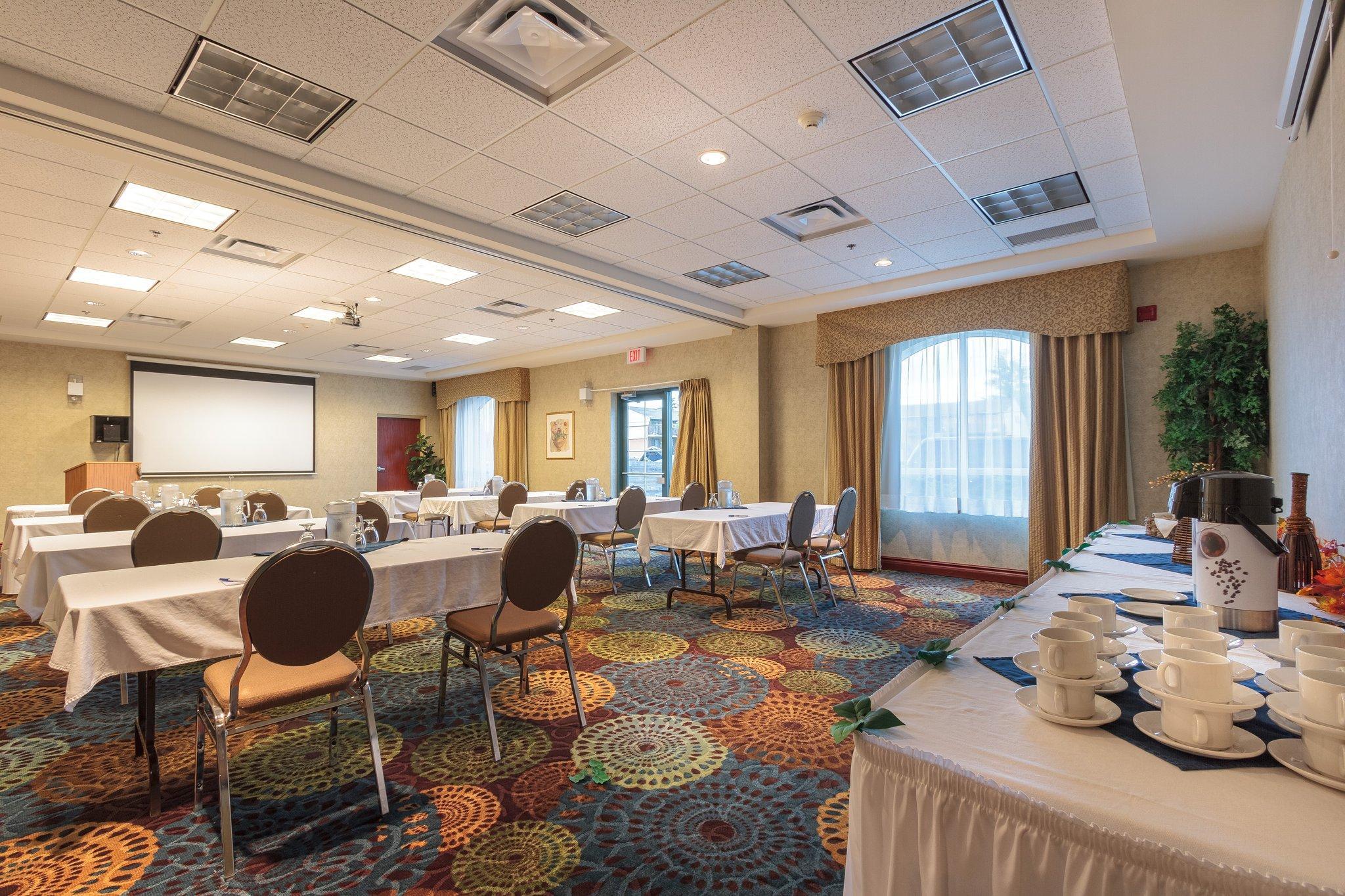 Holiday Inn Express & Suites - Belleville By Ihg Exterior photo