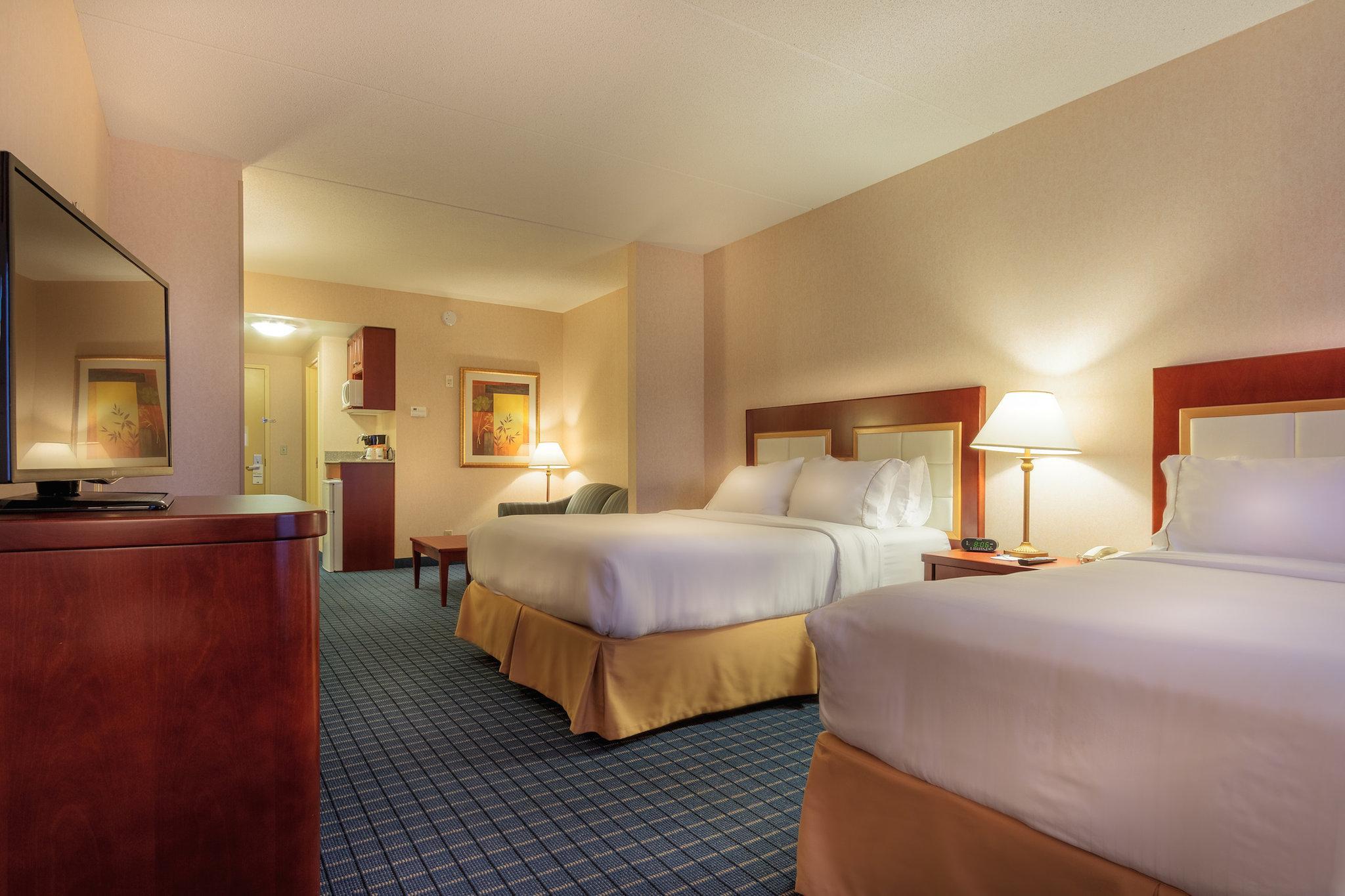 Holiday Inn Express & Suites - Belleville By Ihg Exterior photo