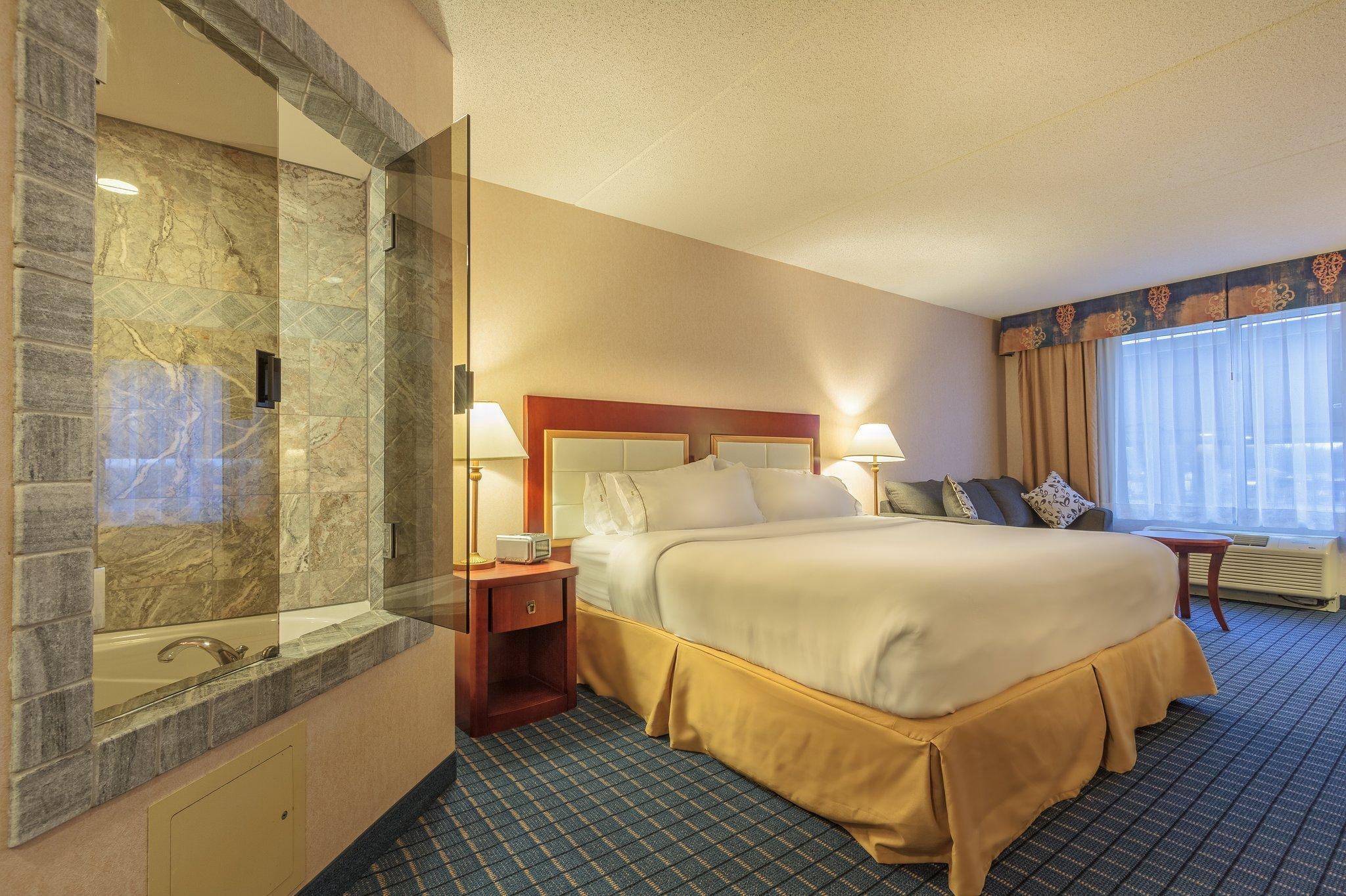 Holiday Inn Express & Suites - Belleville By Ihg Exterior photo