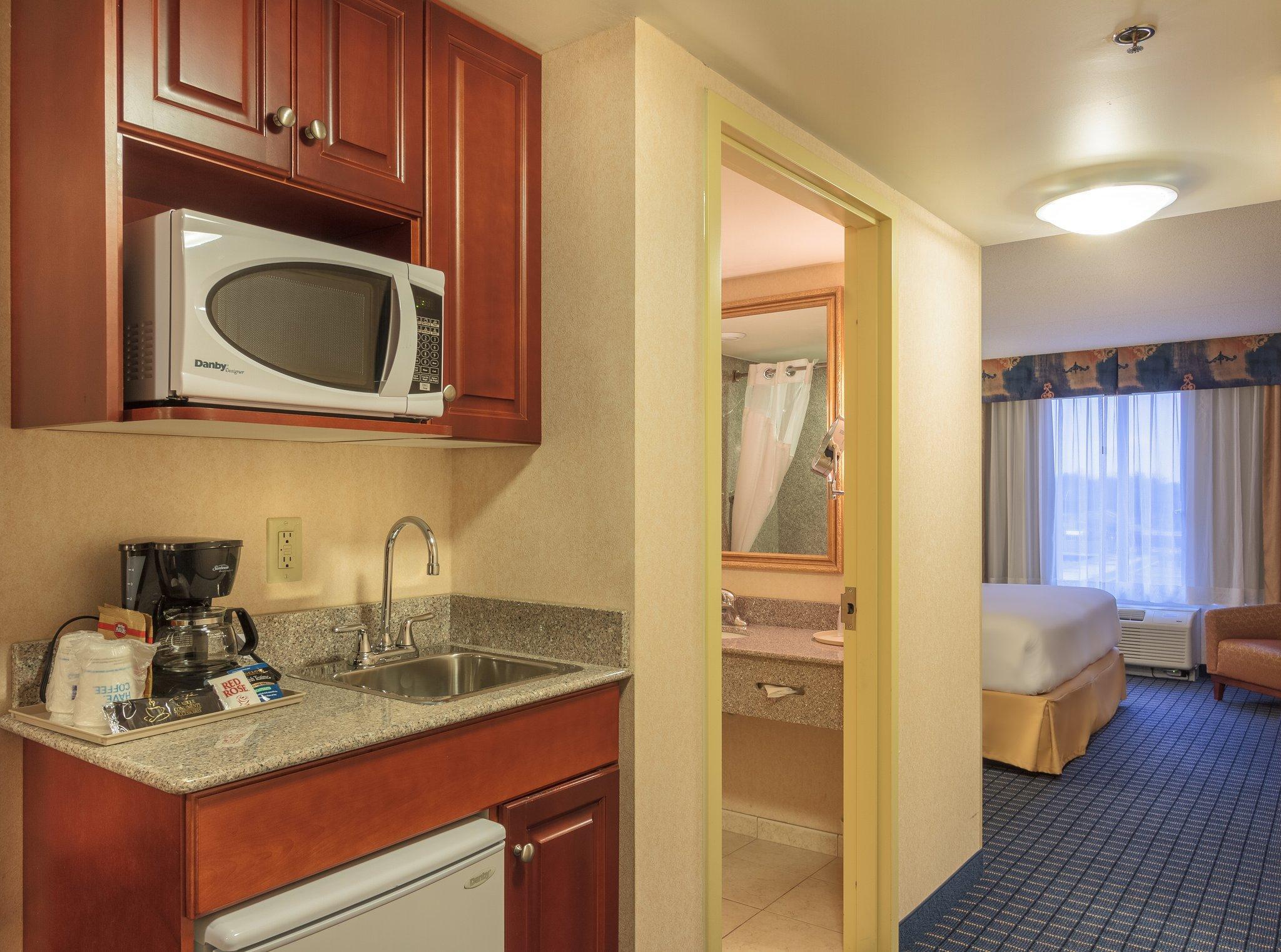Holiday Inn Express & Suites - Belleville By Ihg Exterior photo
