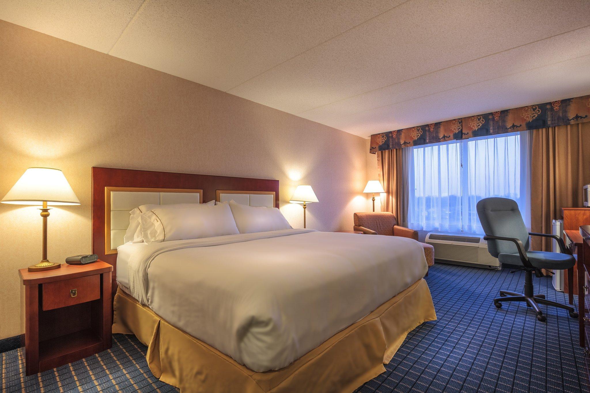 Holiday Inn Express & Suites - Belleville By Ihg Exterior photo
