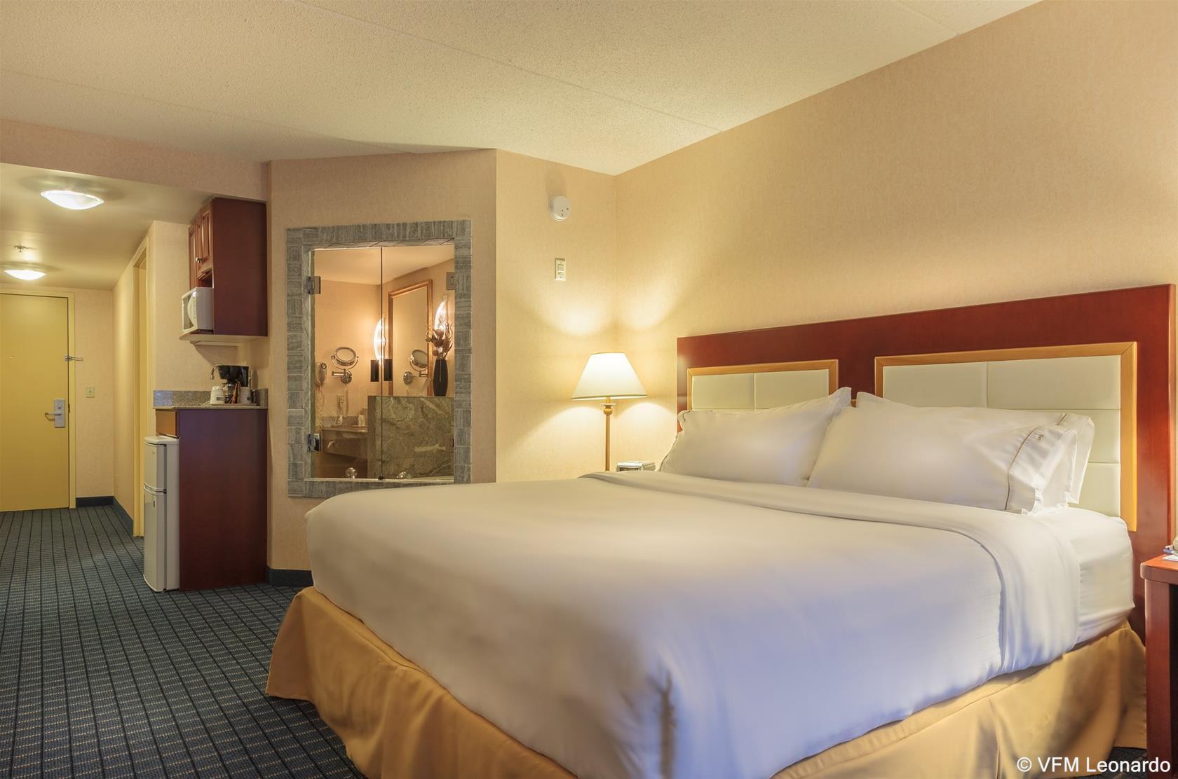 Holiday Inn Express & Suites - Belleville By Ihg Exterior photo