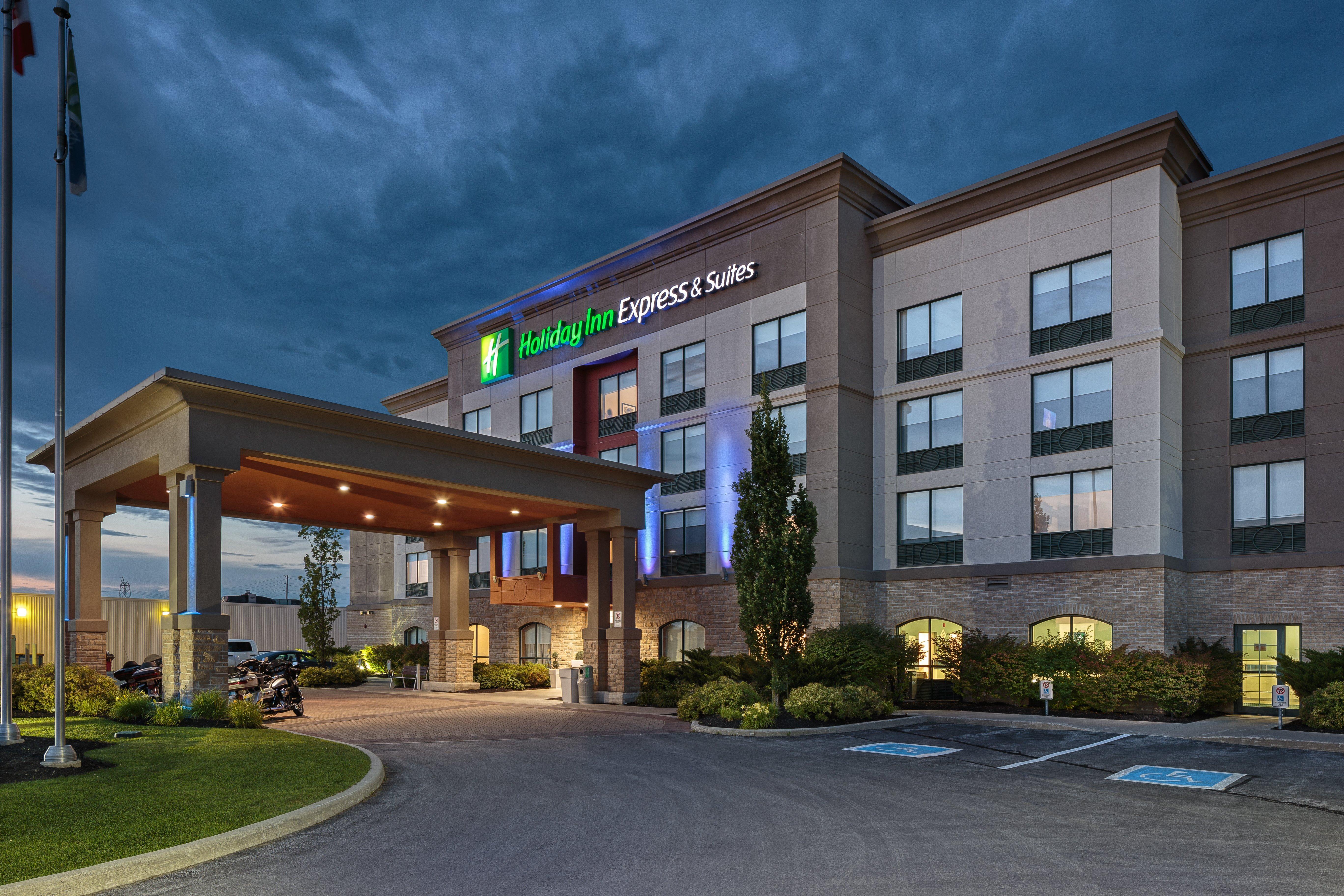 Holiday Inn Express & Suites - Belleville By Ihg Exterior photo