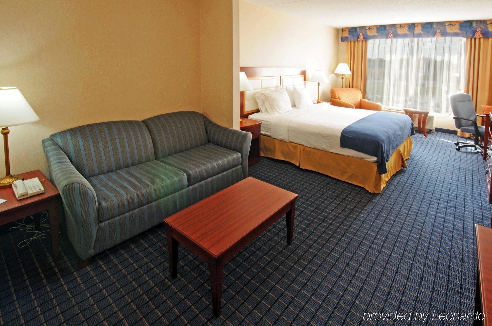 Holiday Inn Express & Suites - Belleville By Ihg Room photo