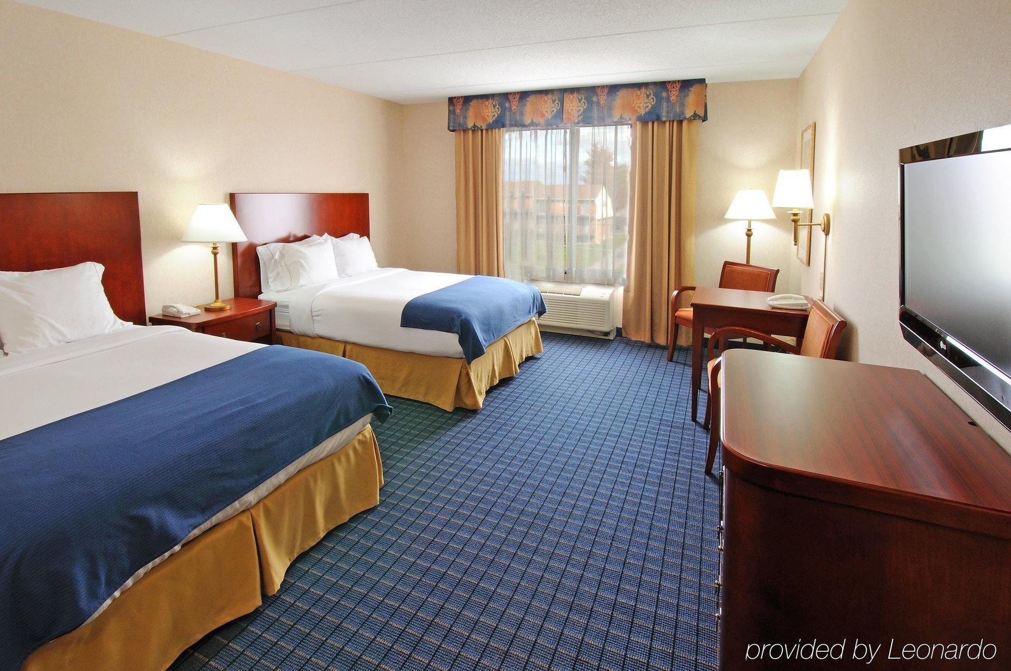 Holiday Inn Express & Suites - Belleville By Ihg Room photo