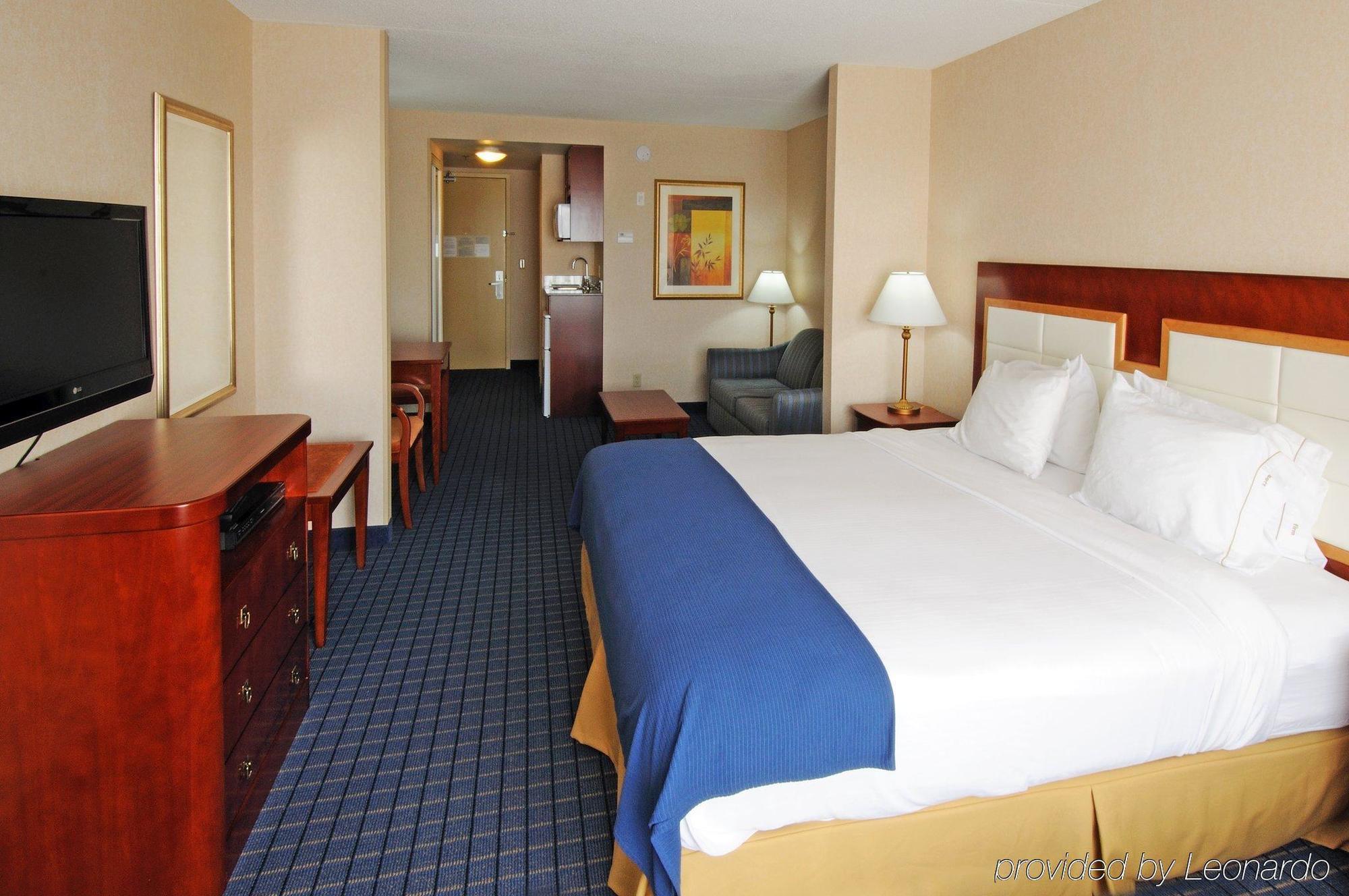 Holiday Inn Express & Suites - Belleville By Ihg Room photo