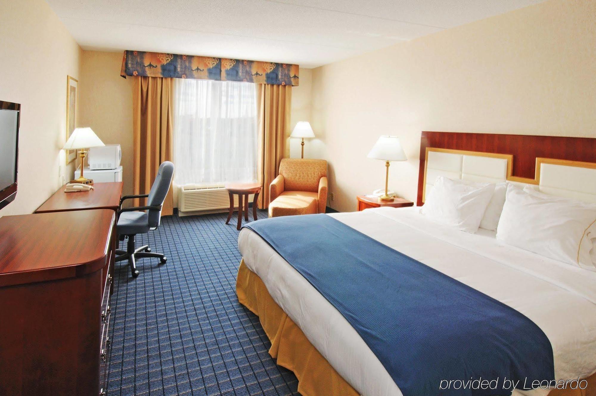 Holiday Inn Express & Suites - Belleville By Ihg Room photo