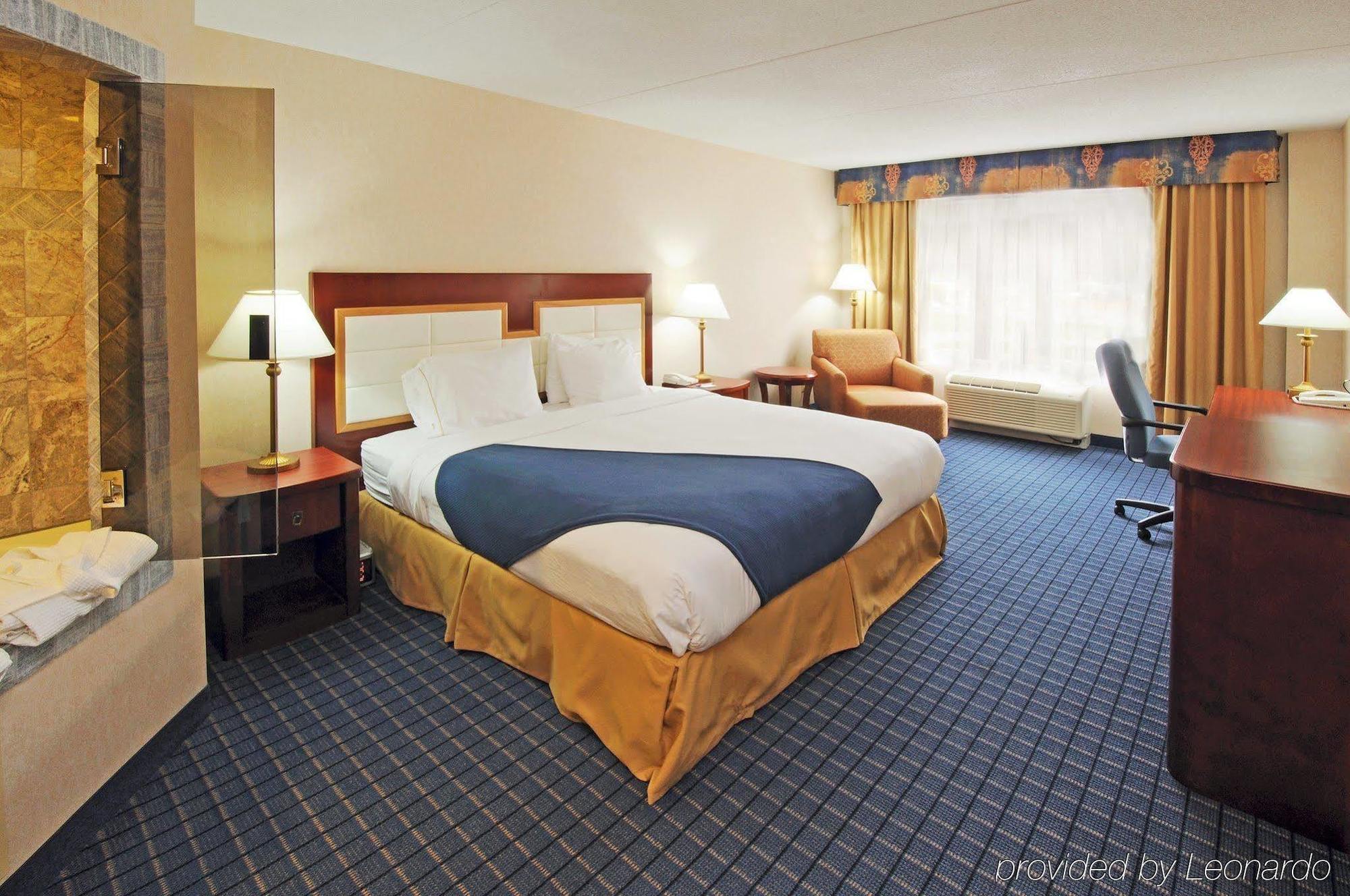 Holiday Inn Express & Suites - Belleville By Ihg Room photo