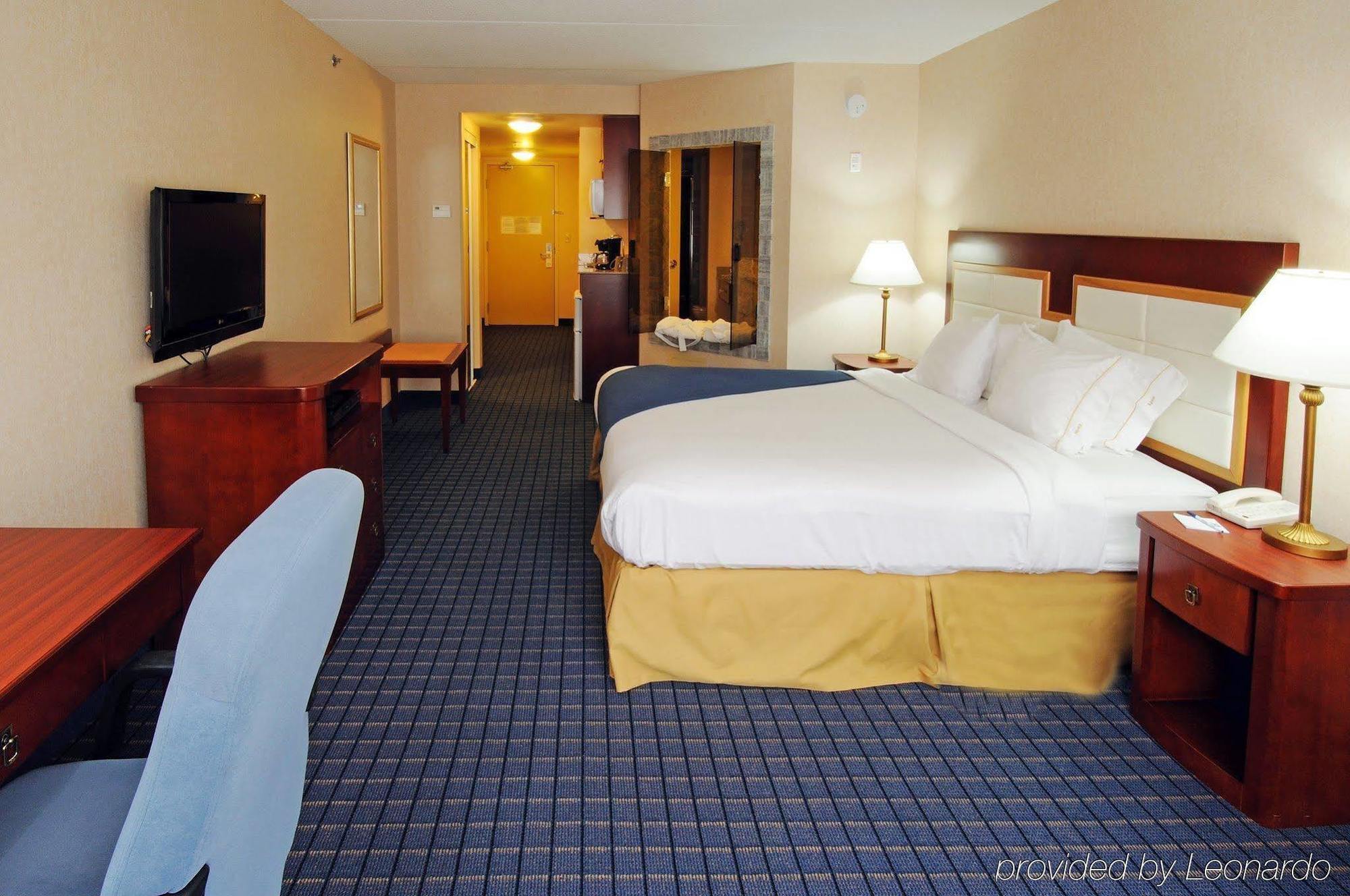 Holiday Inn Express & Suites - Belleville By Ihg Room photo