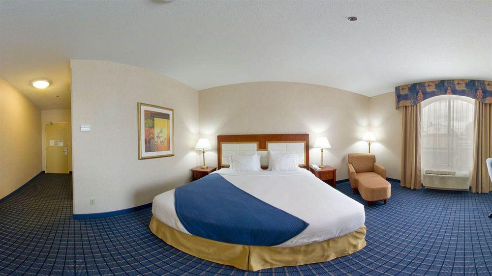 Holiday Inn Express & Suites - Belleville By Ihg Exterior photo