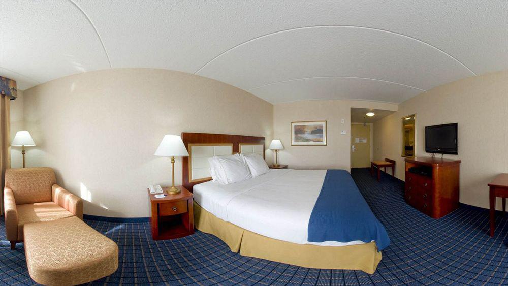 Holiday Inn Express & Suites - Belleville By Ihg Exterior photo